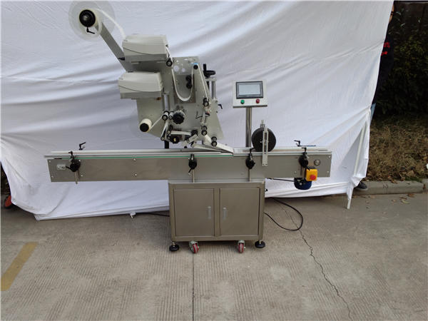 ફ્લેટ બોટલ માટે સ્વચાલિત સ્ટીકર પ્લેન લેબલિંગ મશીન