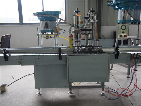 24 હેડ્સ બોટલ ટોઇલેટ વોટર ફીલિંગ મશીન